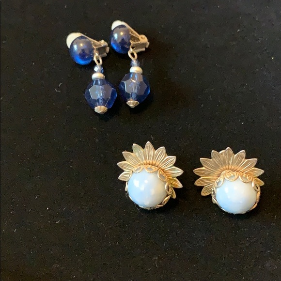 Feeling Blue Bundle of Vintage clip on earrings - Picture 5 of 8